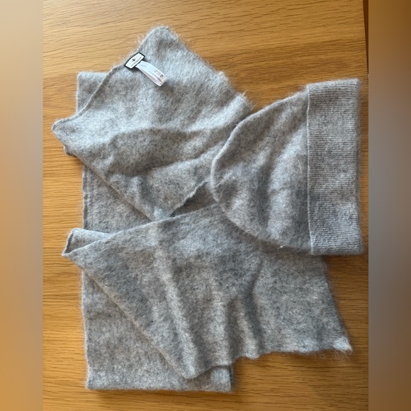 Tuckernuck Gray Cashmere Hat and Scarf Set - Picture 3 of 4